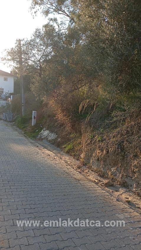 In Akyaka, 8 Km Entfernt, Steht Ein 1186 M² Großes Grundstück Zum Verkauf, Auf Dem Ein Villenprojekt Mit 15 Zimmern Geplant Ist.