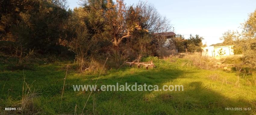 In Akyaka, 8 Km Entfernt, Steht Ein 1186 M² Großes Grundstück Zum Verkauf, Auf Dem Ein Villenprojekt Mit 15 Zimmern Geplant Ist.