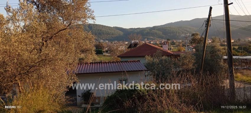 In Akyaka, 8 Km Entfernt, Steht Ein 1186 M² Großes Grundstück Zum Verkauf, Auf Dem Ein Villenprojekt Mit 15 Zimmern Geplant Ist.