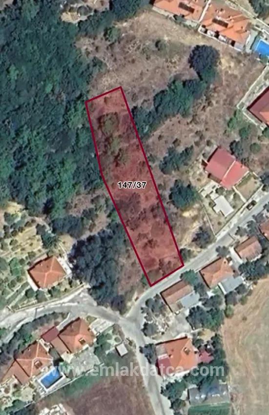In Akyaka, 8 Km Entfernt, Steht Ein 1186 M² Großes Grundstück Zum Verkauf, Auf Dem Ein Villenprojekt Mit 15 Zimmern Geplant Ist.