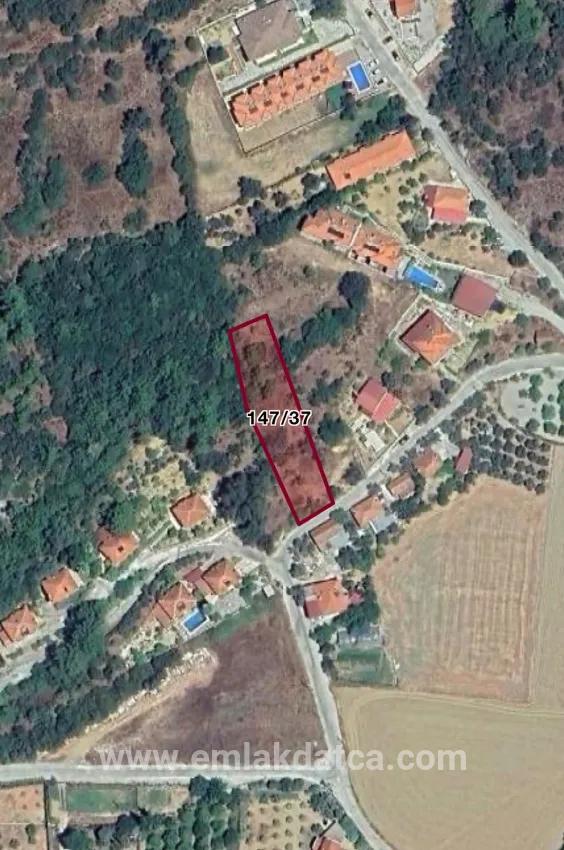 In Akyaka, 8 Km Entfernt, Steht Ein 1186 M² Großes Grundstück Zum Verkauf, Auf Dem Ein Villenprojekt Mit 15 Zimmern Geplant Ist.
