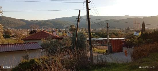In Akyaka, 8 Km Entfernt, Steht Ein 1186 M² Großes Grundstück Zum Verkauf, Auf Dem Ein Villenprojekt Mit 15 Zimmern Geplant Ist.