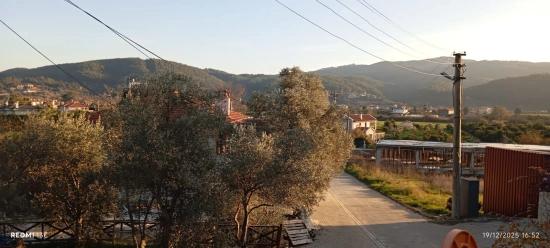 In Akyaka, 8 Km Entfernt, Steht Ein 1186 M² Großes Grundstück Zum Verkauf, Auf Dem Ein Villenprojekt Mit 15 Zimmern Geplant Ist.