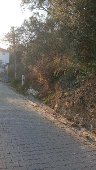 In Akyaka, 8 Km Entfernt, Steht Ein 1186 M² Großes Grundstück Zum Verkauf, Auf Dem Ein Villenprojekt Mit 15 Zimmern Geplant Ist.