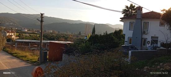 In Akyaka, 8 Km Entfernt, Steht Ein 1186 M² Großes Grundstück Zum Verkauf, Auf Dem Ein Villenprojekt Mit 15 Zimmern Geplant Ist.