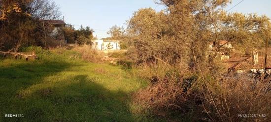 In Akyaka, 8 Km Entfernt, Steht Ein 1186 M² Großes Grundstück Zum Verkauf, Auf Dem Ein Villenprojekt Mit 15 Zimmern Geplant Ist.