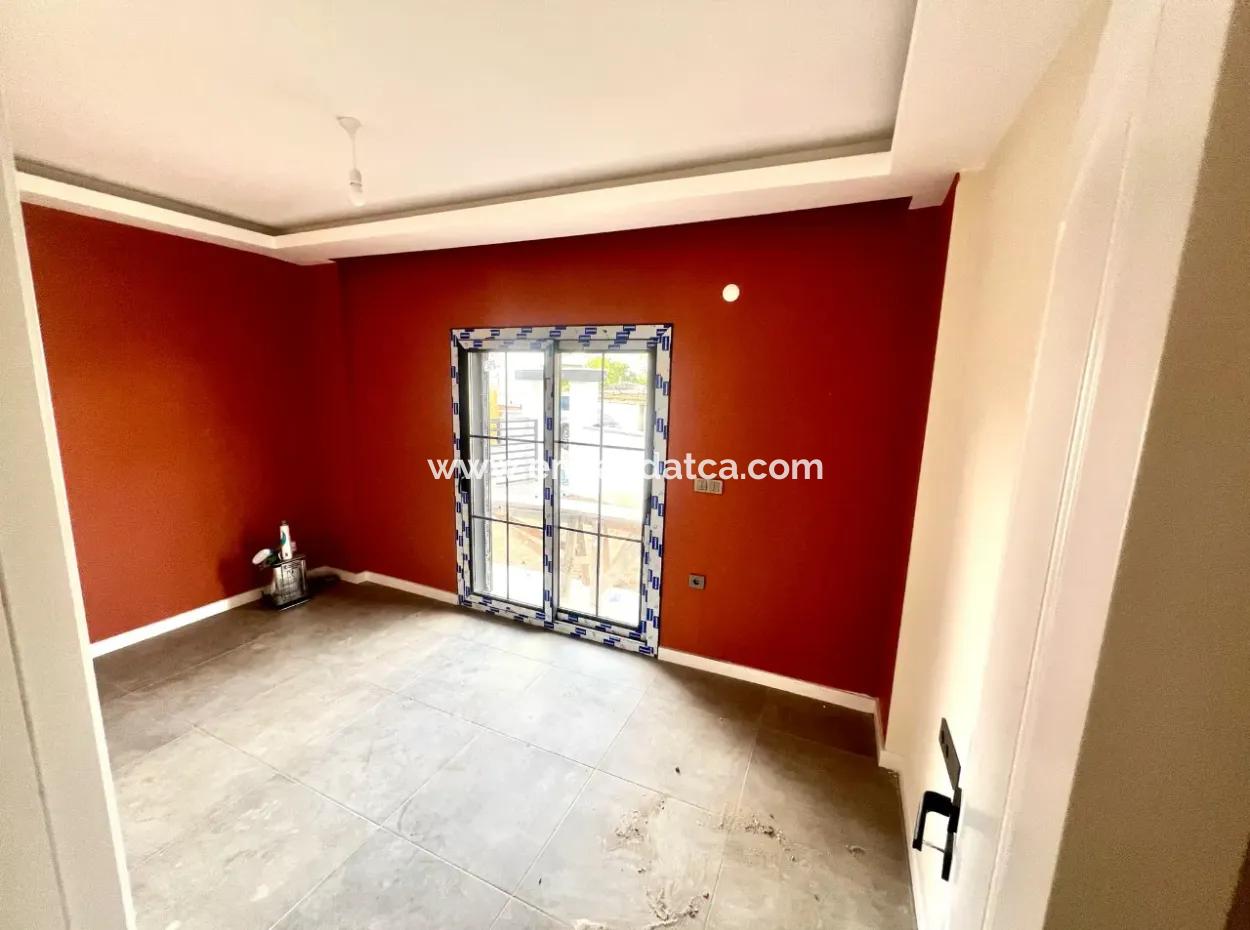 Wohnung Zu Verkaufen In Akyaka Kitesurf, 2,5 Km Vom Meer Entfernt, 3 Zimmer, 1 Wohnzimmer, Freistehender Garten, Swimmingpool, Parkplatz 120M2