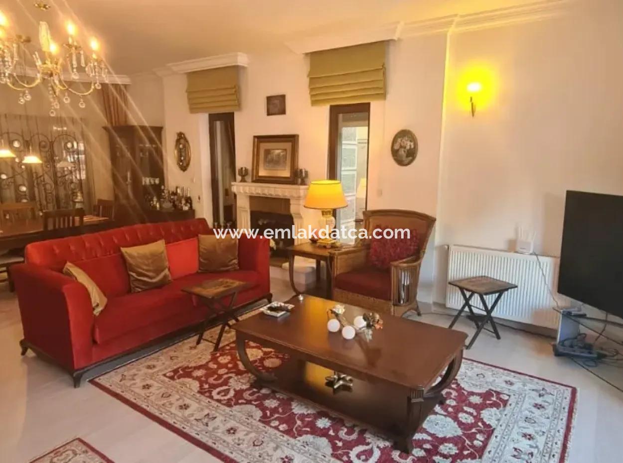 Villa Zu Verkaufen In Armutalan, Marmaris Mit Freistehendem Garten Und Pool