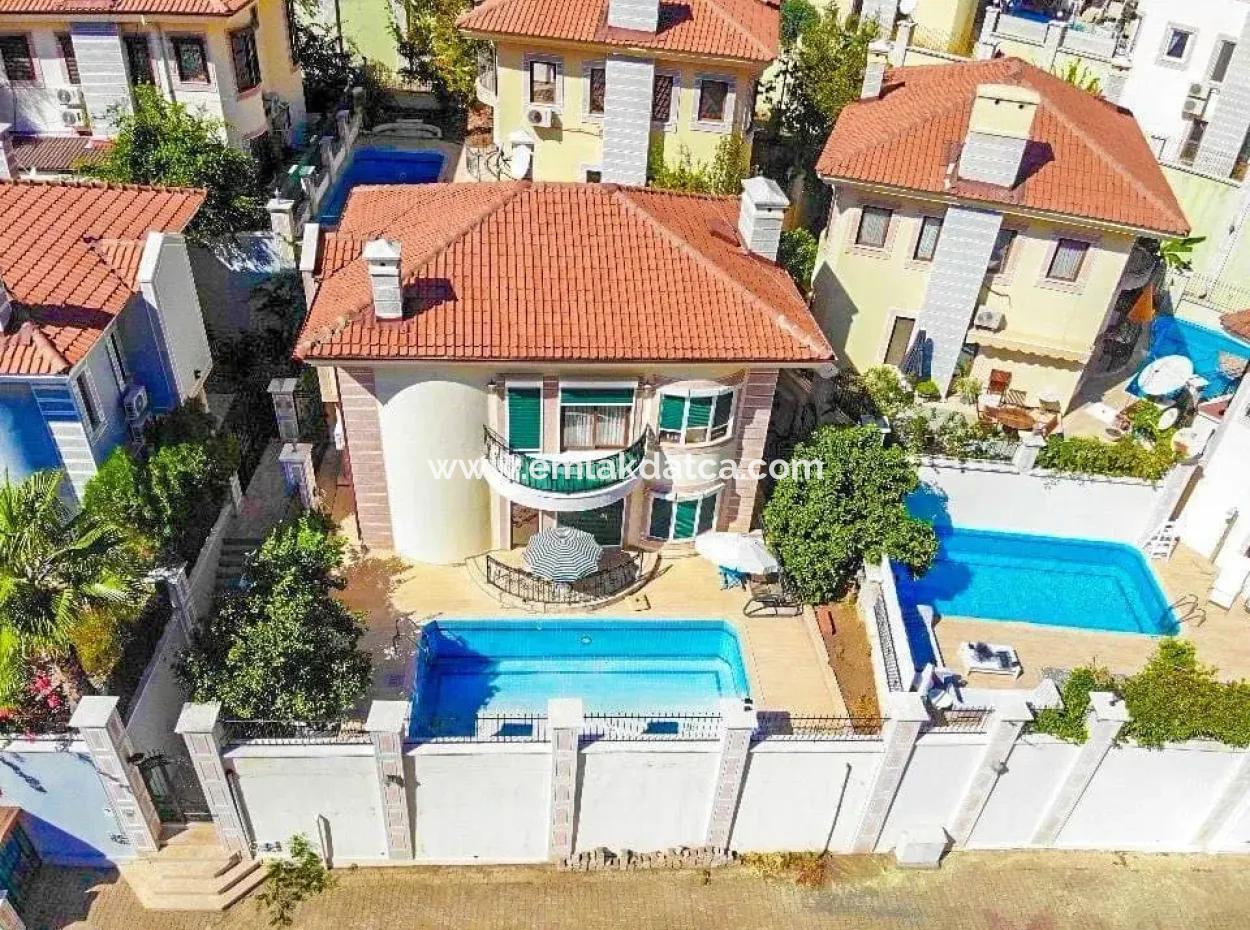 Villa Zu Verkaufen In Armutalan, Marmaris Mit Freistehendem Garten Und Pool