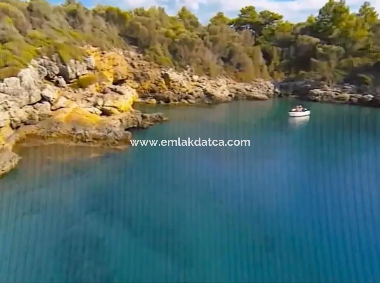Die Zum Verkauf Stehende Insel Im Golf Von Gökova Im Bezirk Marmaris Hat Eine Grundstücksfläche Von 365000M2 Und Es Befindet Sich Ein Eingetragenes Haus Darin.