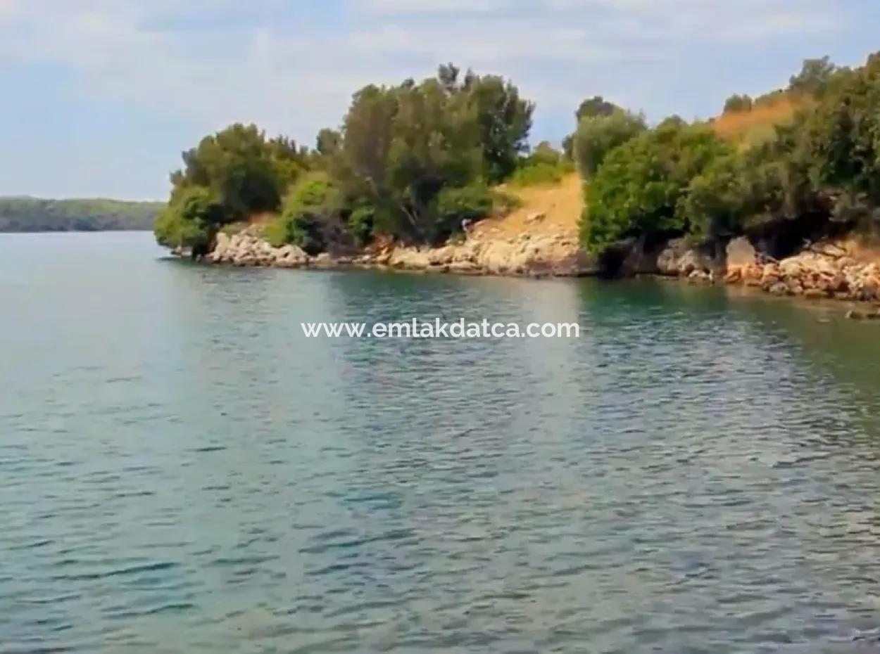 Die Zum Verkauf Stehende Insel Im Golf Von Gökova Im Bezirk Marmaris Hat Eine Grundstücksfläche Von 365000M2 Und Es Befindet Sich Ein Eingetragenes Haus Darin.