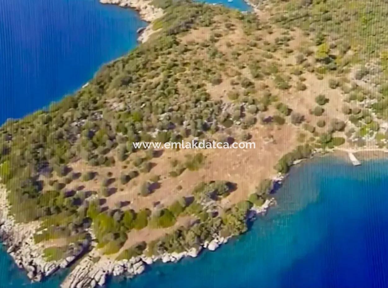 Die Zum Verkauf Stehende Insel Im Golf Von Gökova Im Bezirk Marmaris Hat Eine Grundstücksfläche Von 365000M2 Und Es Befindet Sich Ein Eingetragenes Haus Darin.