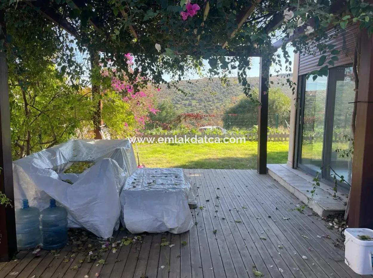 Erdgeschoss, Separater Eingang, In Einer Wohnanlage Mit Pool, 5 Minuten Von Türkbükü Entfernt.