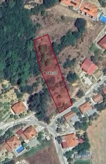 In Akyaka, 8 Km Entfernt, Steht Ein 1186 M² Großes Grundstück Zum Verkauf, Auf Dem Ein Villenprojekt Mit 15 Zimmern Geplant Ist.