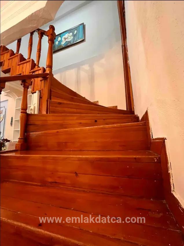 Close To The Coastline Garden 2+1 Floor Ownership For Sale Apartment – Çildır Neighbourhood