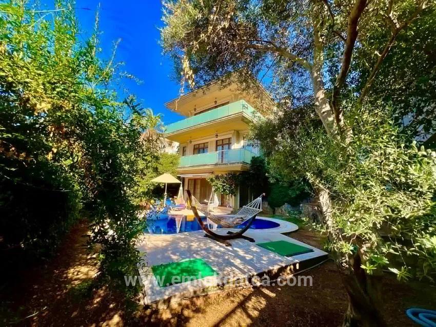 Для продажи Семейный дом 4+2 в Armutalan Marmaris - 970 m²