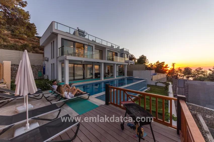 Faralya'da deniz manzaralı muhteşem bir villa