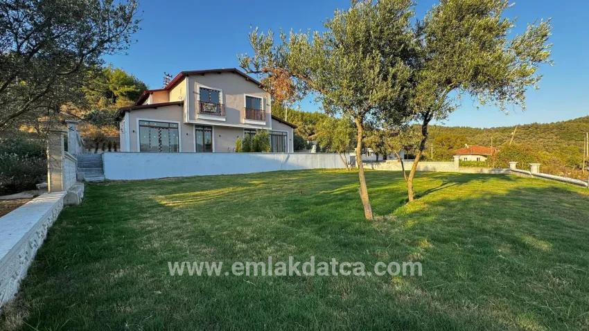 Ula Kızılyaka Mah. Satılık 3+1 Villa - 465 m²