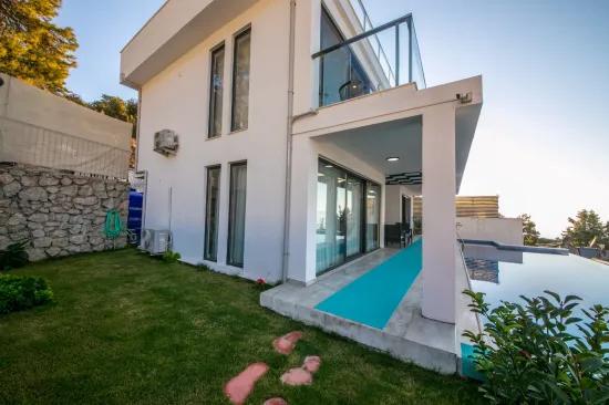 Faralya'da deniz manzaralı muhteşem bir villa
