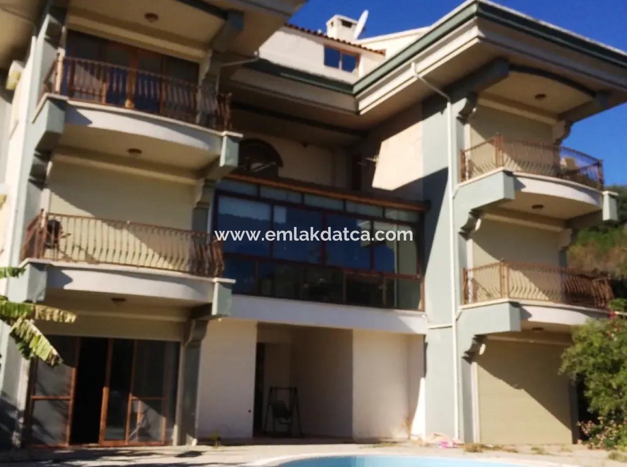 Marmaris Merkezinde 10 Odalı Havuzlu 2.500M2 Arsa İçinde Malikanemiz Satılıktır.