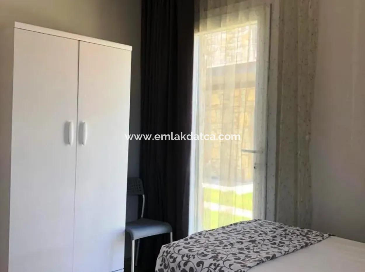 Datça Merkezinde Denize 400 Metre Mesafede Yüzme Havuzlu Site İçerisinde 2 Oda 1 Salon Açık Mutfak 100 M2 Satılık Daire