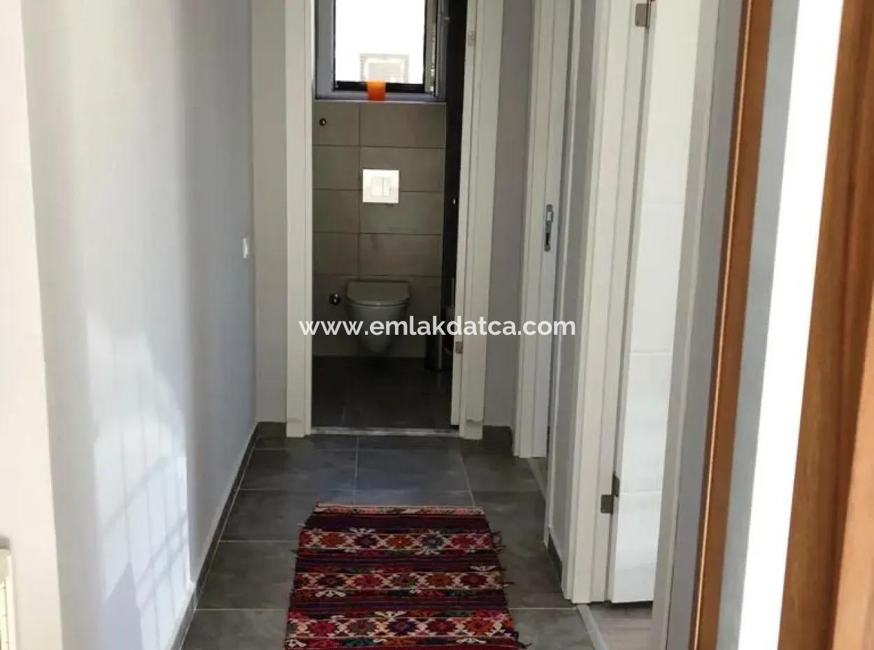 Datça Merkezinde Denize 400 Metre Mesafede Yüzme Havuzlu Site İçerisinde 2 Oda 1 Salon Açık Mutfak 100 M2 Satılık Daire