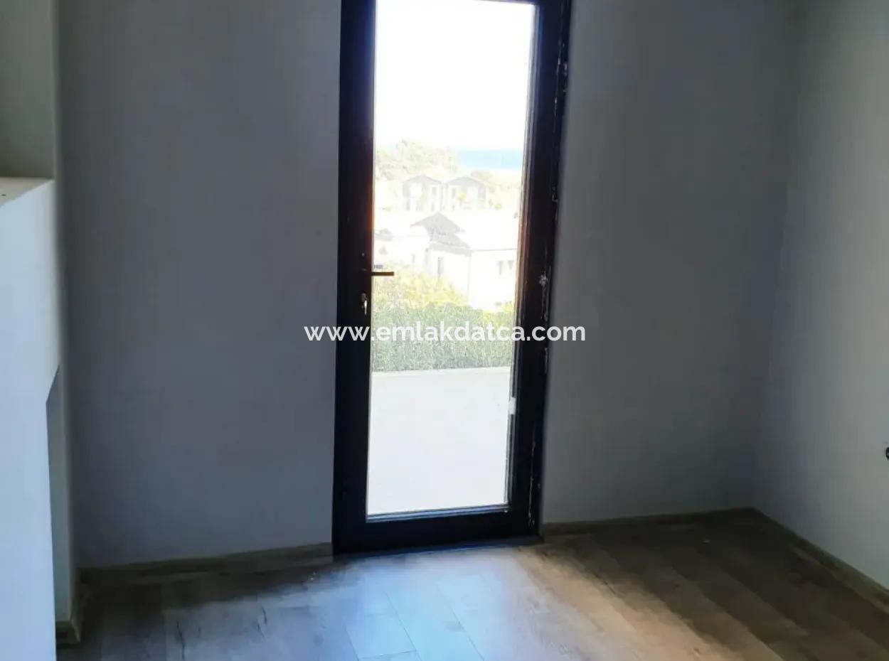 Datça İskele Mahallesinde Deniz Manzaralı Yüzme Havuzlu Site İçerisinde 2+1 Lüks Daire Satılıktır.