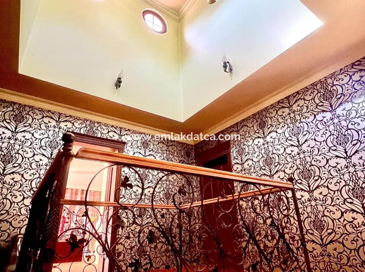 Marmaris Armutalan Mevkiisinde 900M2 Arsa Payı Mevcut 4 Oda 2 Salon 5 Banyo 450M2 Satılık Konak