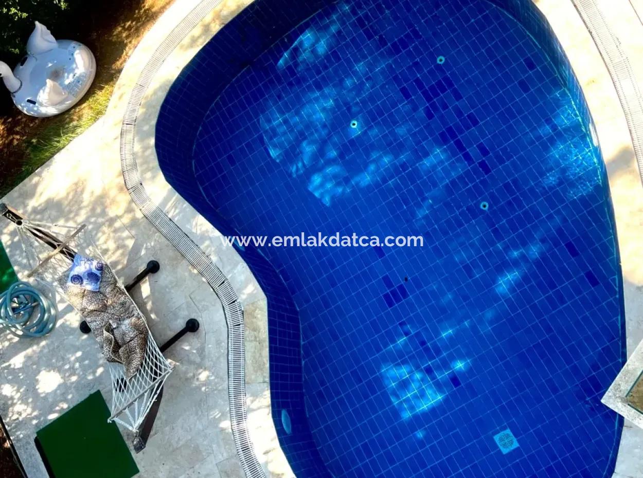 Marmaris Armutalan Mevkiisinde 900M2 Arsa Payı Mevcut 4 Oda 2 Salon 5 Banyo 450M2 Satılık Konak