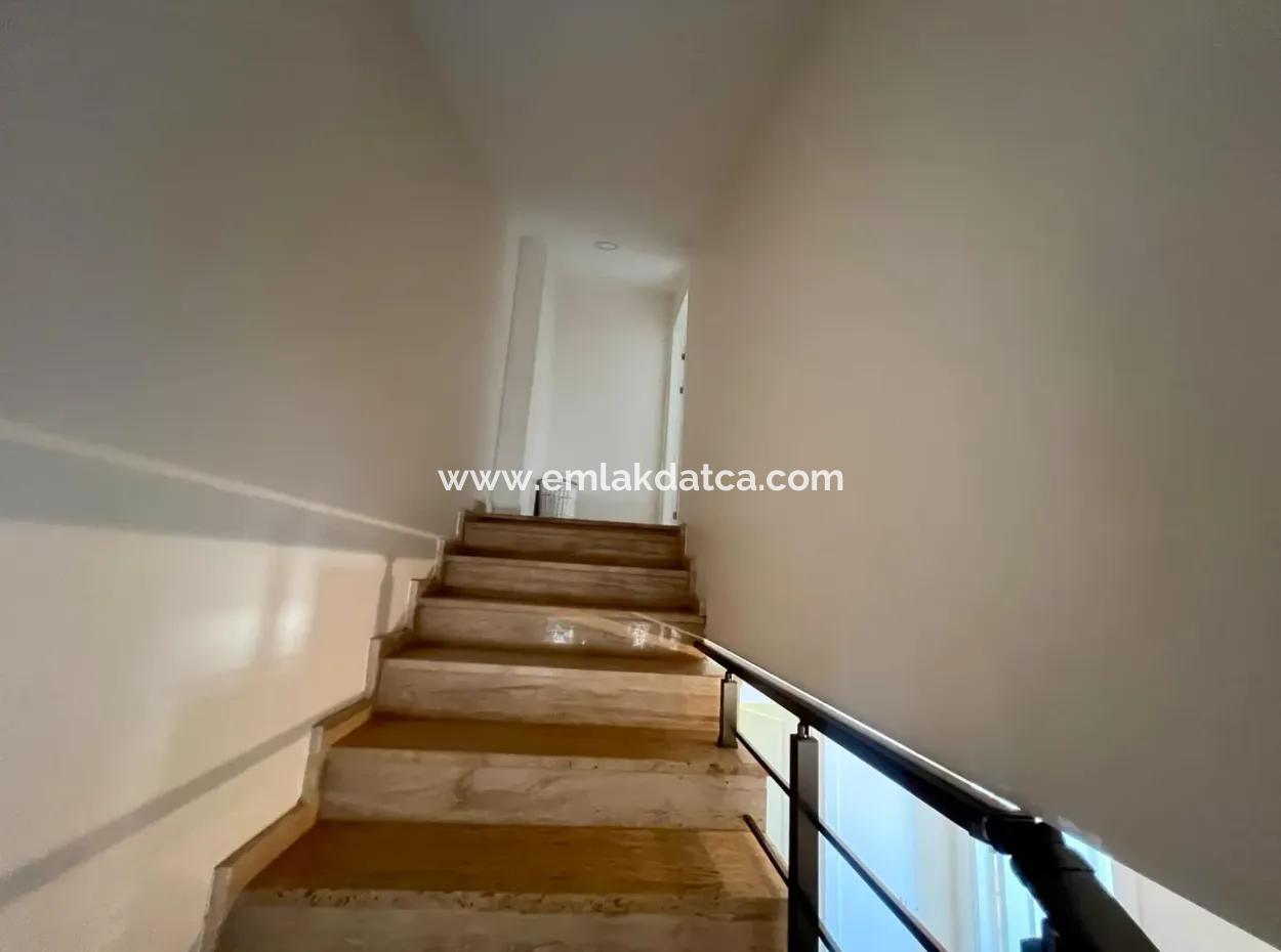 Marmaris Merkezinde Denize Yakın 2 Oda 1 Salon Yeni Bina Üst Dubleks Çift Banyo 90 M2 Satılık Daire