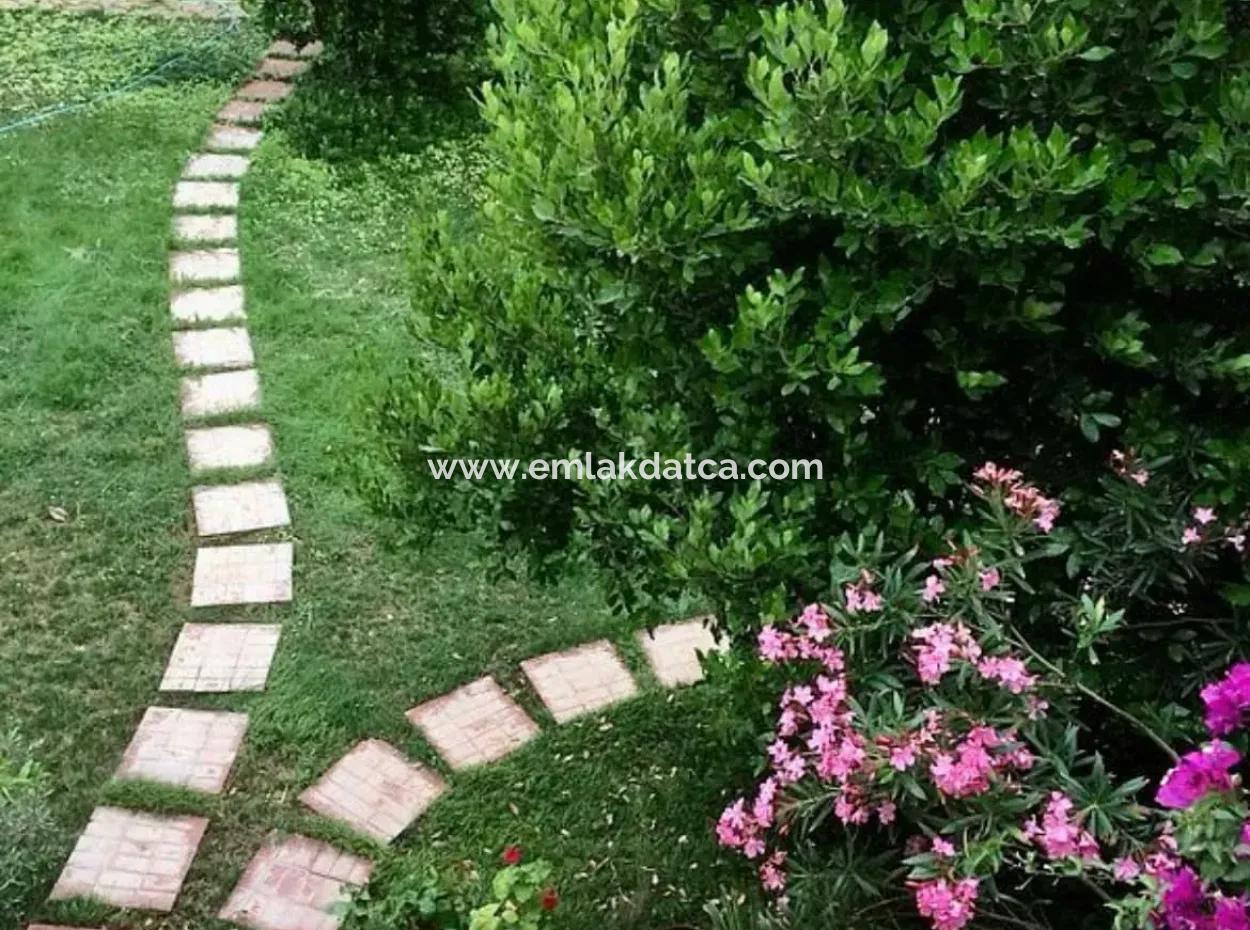 Marmaris Bölgesinde 81000M2  Satılık Ada 31000M2 Tapu İçerisinde Yasal Evi Bulunan Resmi Elektrik Su Mevcut Malikane