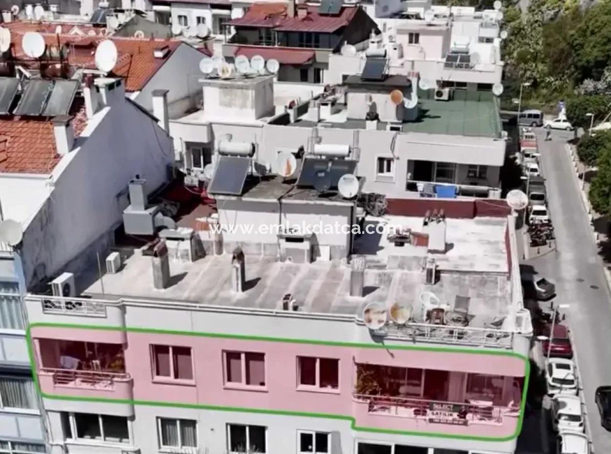 Marmaris Merkezde Denize Sıfır Muhteşem Bir Lokasyonda 2 Oda 1 Salon 106M2 Satılık Yalı Dairesi