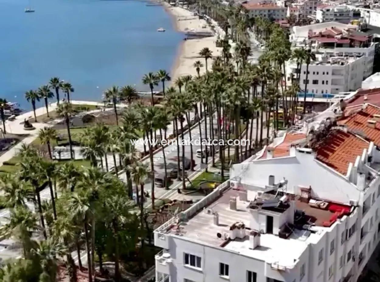 Marmaris Merkezde Denize Sıfır Muhteşem Bir Lokasyonda 2 Oda 1 Salon 106M2 Satılık Yalı Dairesi