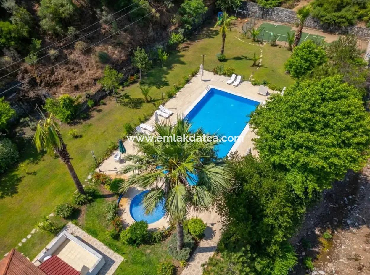 Marmaris İlçesi Beldibi Mahallesi Doğa Manzaralı Yüzme Havuzlu Site İçerisinde 3+1 Bahçe Dubleks Satılık Daire