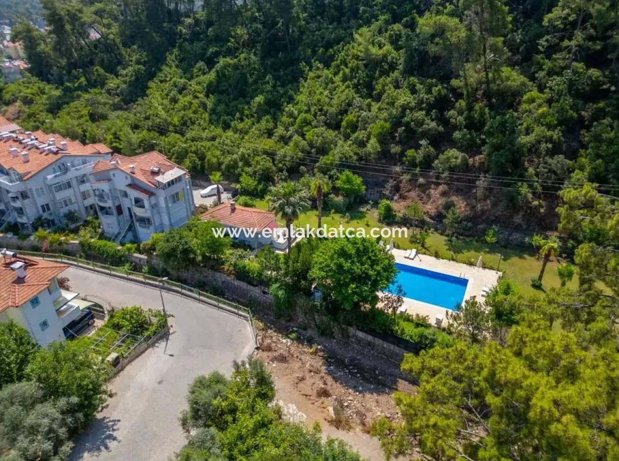 Marmaris İlçesi Beldibi Mahallesi Doğa Manzaralı Yüzme Havuzlu Site İçerisinde 3+1 Bahçe Dubleks Satılık Daire