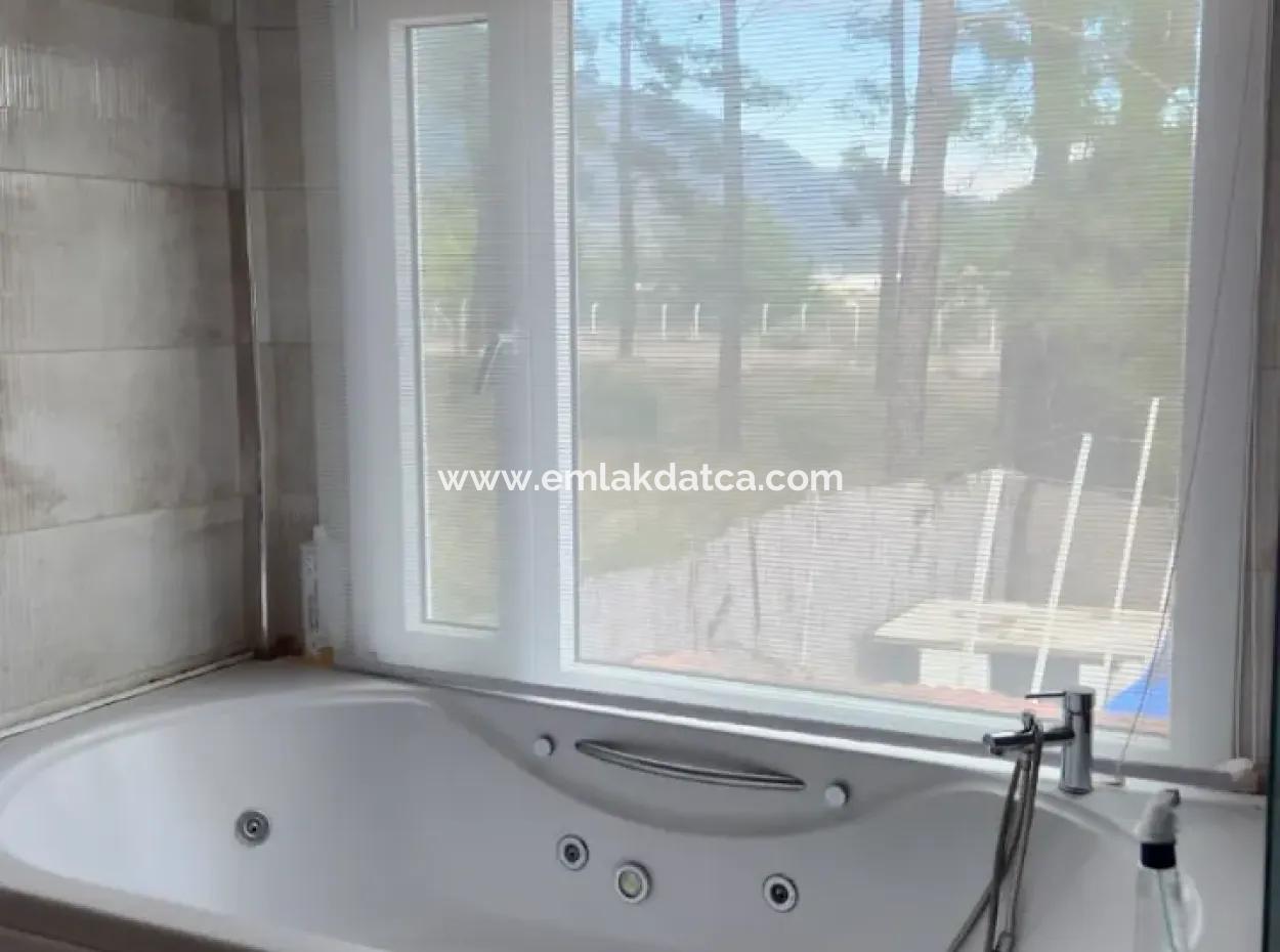 Ortaca Mahallesi Satılık 10.000 M2 İçerisinde Özel Yapım Havuzlu Çiftlik Evi