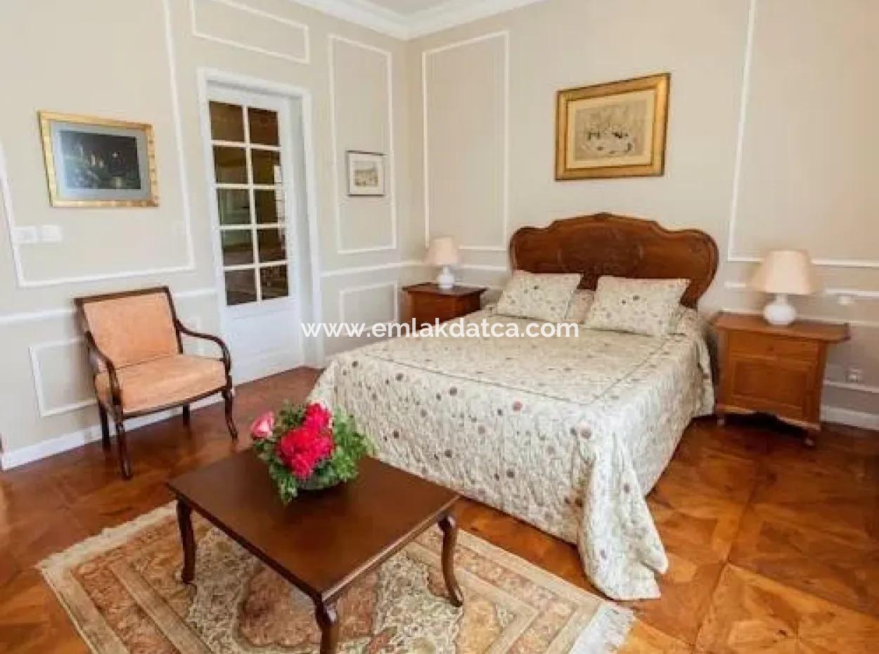 Marmaris Merkezinden 10 Km Uzaklıkta Fransız Mimarisi İle İnşaa Edilmiş Çiftlik Evi Satılıktır.