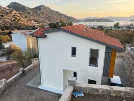 Marmaris Bozburun Mahallesinde Deniz Manzaralı Tam Müstakil Bahçeli Otoparklı Satılık Villa