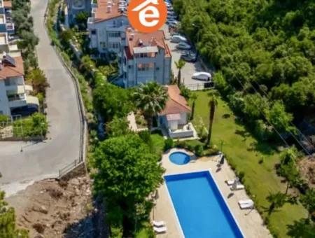 Marmaris İlçesi Beldibi Mahallesi Doğa Manzaralı Yüzme Havuzlu Site İçerisinde 3+1 Bahçe Dubleks Satılık Daire